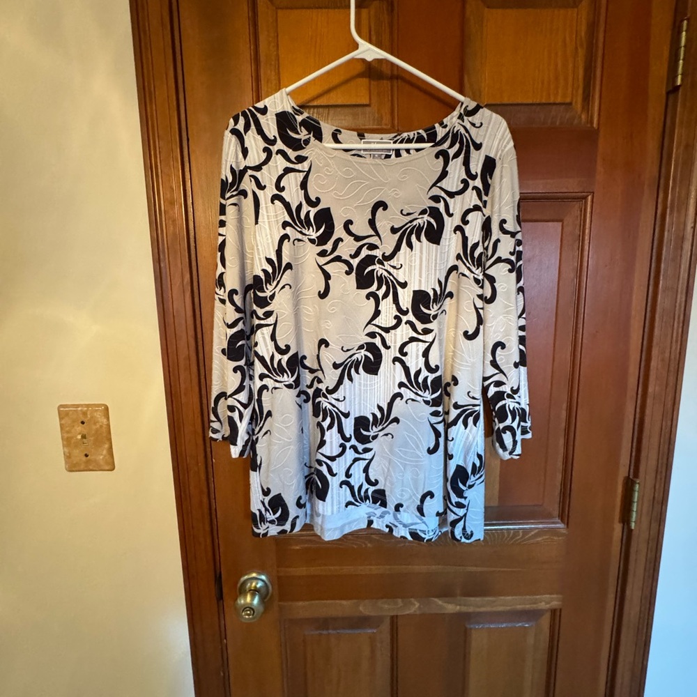 JM Collection Black and White Floral Blouse